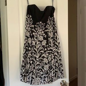 WHITE HOUSE BLACK MARKET Black and white dress